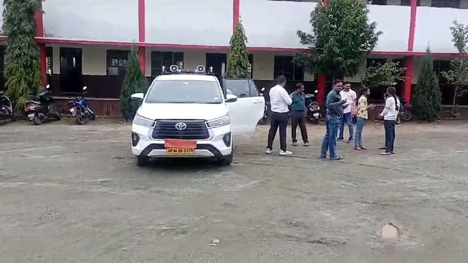 Viral story: जब DM साहब ने अपनी कार में बैठाकर भेजी 2 गरीब छात्राएं....प्राइवेट स्कूल वालों के छूटे पसीने