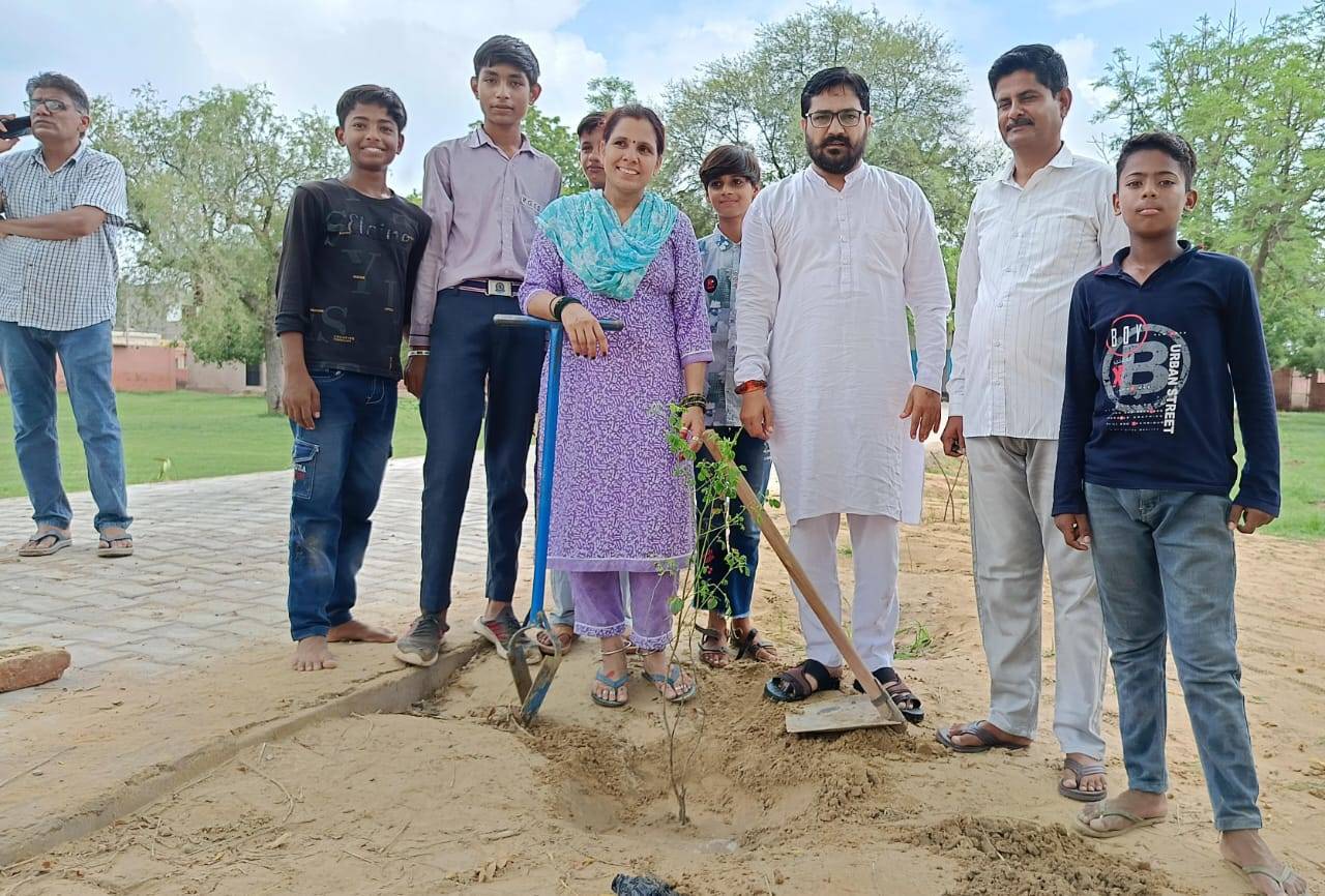 भाजपा नेता मनोज सोनी हरियाली तीज के पावन पर्व पर किया पोधारोपण